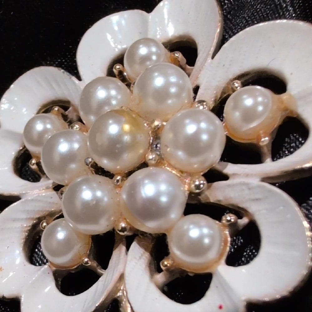 Elegant White Floral Pearl Brooch - Picture 4 of 8